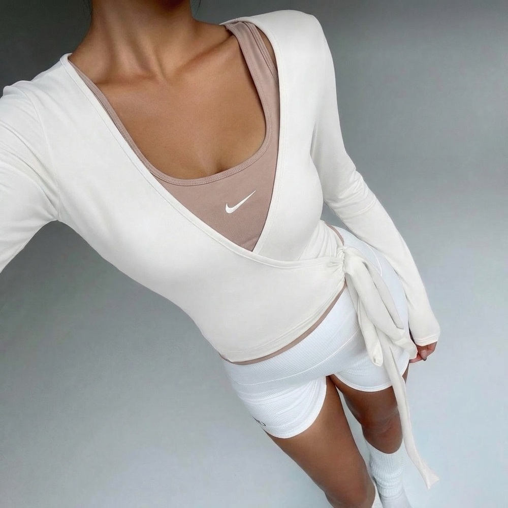Nike beige scoop neck fitted tank - Picture 2 of 3